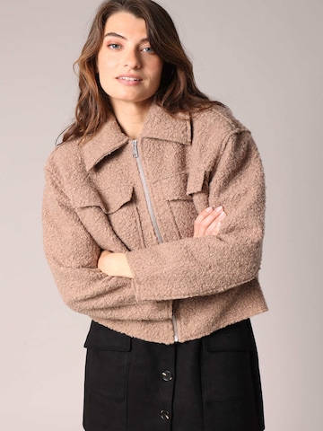 Veste mi-saison 'Assili' Deeluxe en gris : devant