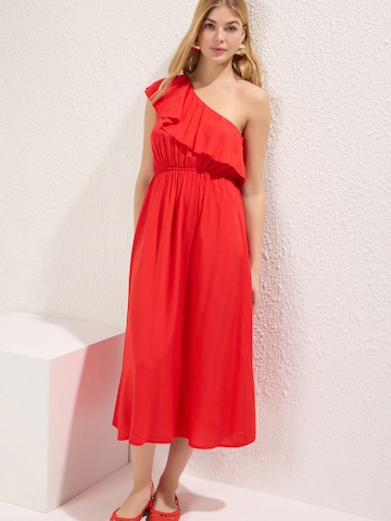 Trendyol Dress in Red: front