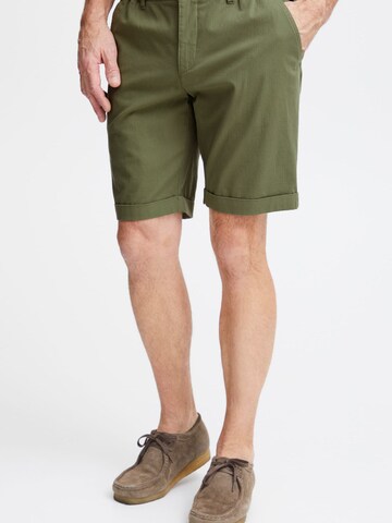 FQ1924 - regular Pantalón chino 'Henry' en verde: frente