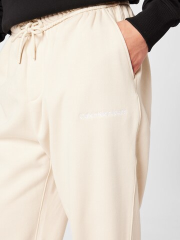 Tapered Pantaloni 'INSTITUTIONAL' di Calvin Klein Jeans in beige