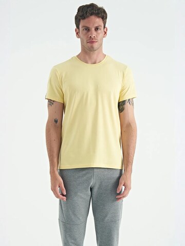 T-Shirt Tommy Life en jaune : devant