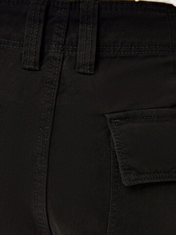 Bershkaregular Cargo hlače - crna boja
