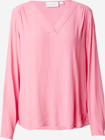 comma casual identity Blus i rosa: framsida