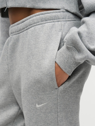 Nike Sportswear Zwężany krój Spodnie w kolorze szary