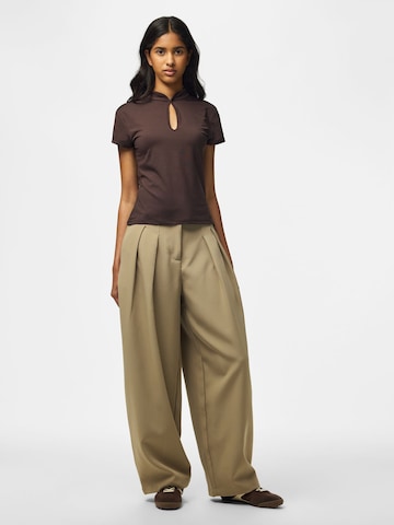 Top di PIECES in marrone