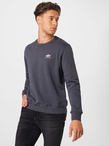 ALPHA INDUSTRIES Sweatshirt in Grijs: voorkant