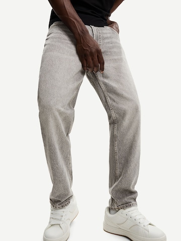 Regular Jean Bershka en gris