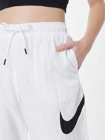 Nike Sportswear Zwężany krój Spodnie 'Essential' w kolorze biały