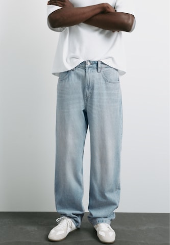 Baggy Jeans de la Pull&Bear pe albastru: față
