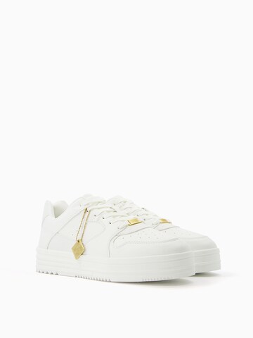 Sneaker low de la Bershka pe alb