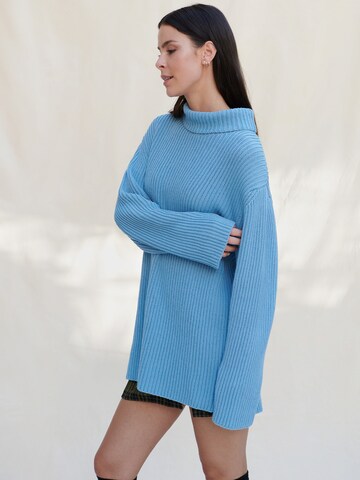 A LOT LESS Пуловер 'Caro' в синьо: отпред