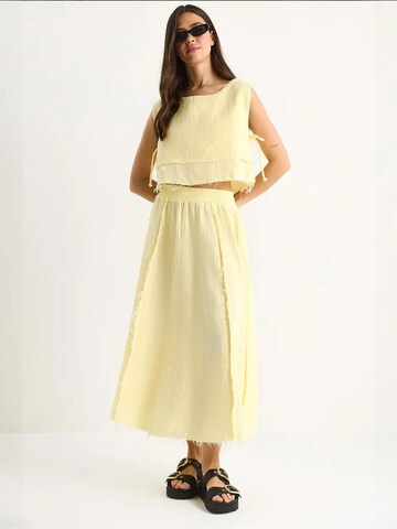 Tailleur di Bianco Lucci in giallo: frontale