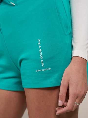 ABOUT YOU x Laura Giurcanu Regular Broek 'Luna' in Groen