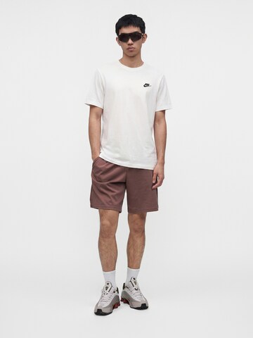 Nike Sportswear Loosefit Kalhoty 'CLUB' – hnědá