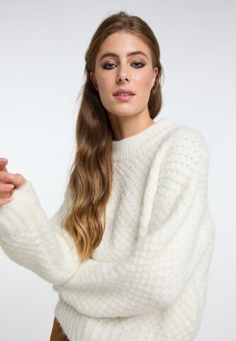 IZIA Пуловер в бяло