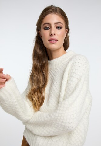 Pullover di IZIA in bianco