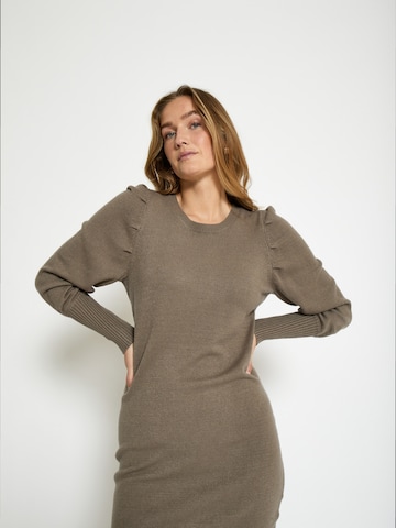 Robes en maille 'Anissa' Peppercorn en marron