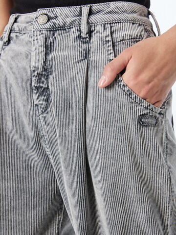 Gang Tapered Pleat-Front Pants 'Silvia' in Grey