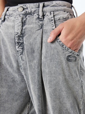Tapered Pantaloni con pieghe 'Silvia' di Gang in grigio