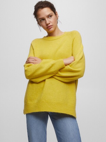 Pull&Bear Пуловер в жълто: отпред