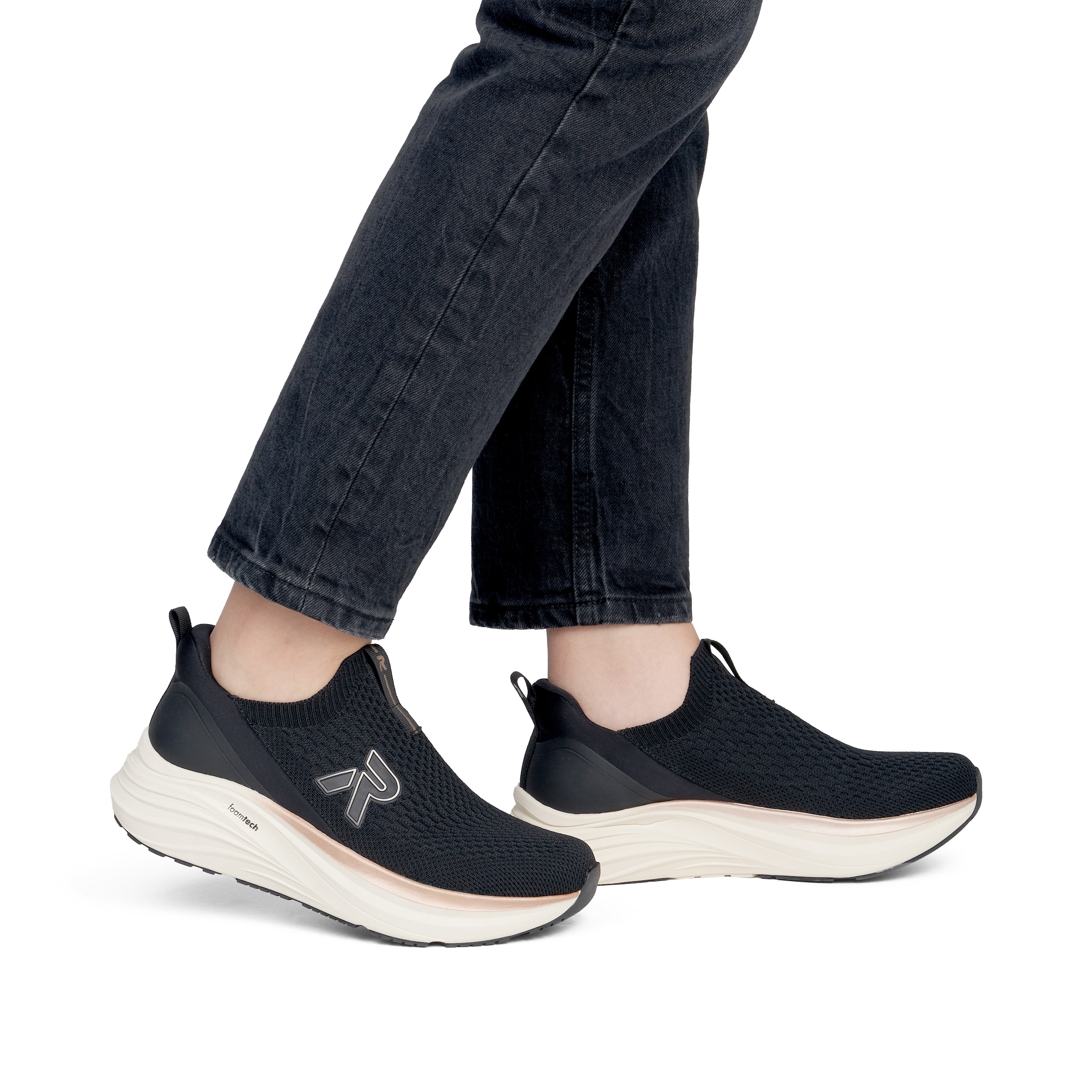 Baskets basses Rieker en noir : devant
