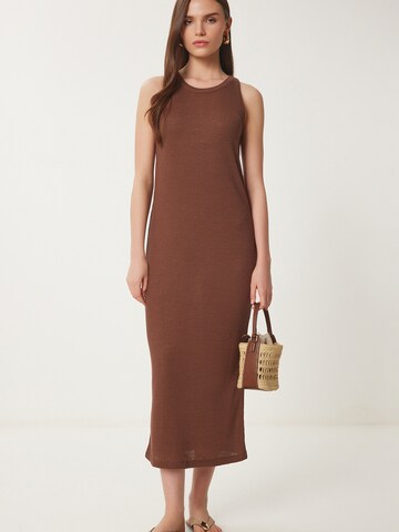 Robes en maille Happiness İstanbul en marron : devant