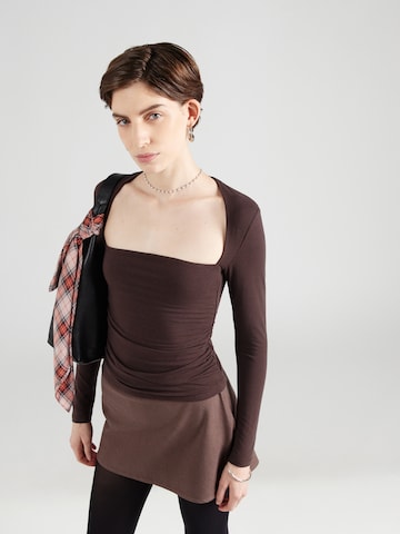 Abercrombie & FitchMajica - smeđa boja: prednji dio