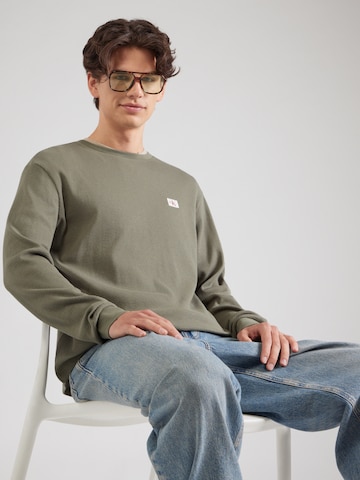 Calvin Klein Jeans Футболка в Зеленый: спереди