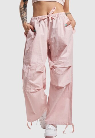 Karl Kani - Loosefit Pantalón en rosa: frente