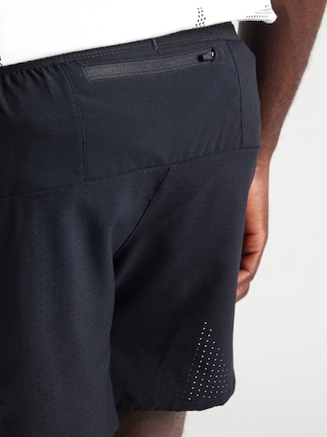 NIKE regular Sportsbukser 'STRIDE' i sort
