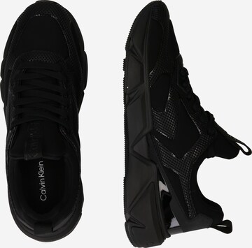 Calvin Klein حذاء رياضي بلا رقبة بلون أسود