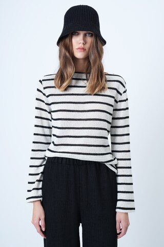 Trend Alaçatı Stili - Jersey en negro: frente