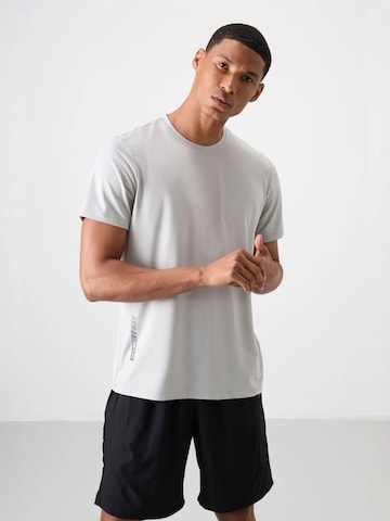T-Shirt fonctionnel Tommy Life en gris : devant