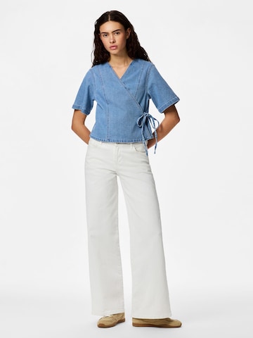 Camicia da donna 'Flora Wickle' di PIECES in blu