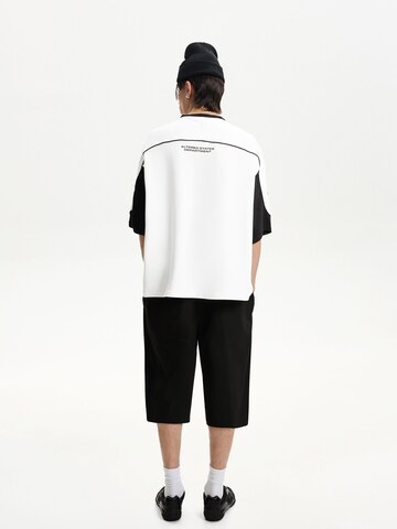 Maglietta 'VISIONS37' di Bershka in bianco