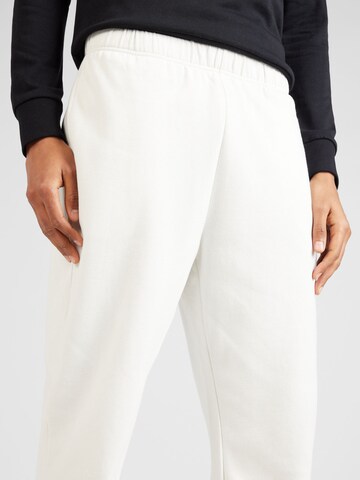 Tapered Pantaloni de la GAP pe alb