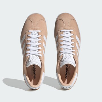 ADIDAS ORIGINALS Matalavartiset tennarit 'Gazelle' värissä beige