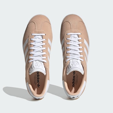 ADIDAS ORIGINALS Låg sneaker 'Gazelle' i beige
