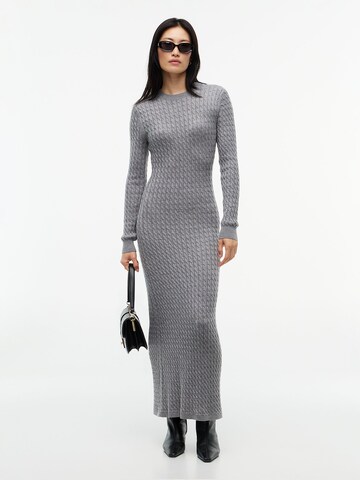 TOMMY HILFIGER Strickkleid in Grau: Vorderseite