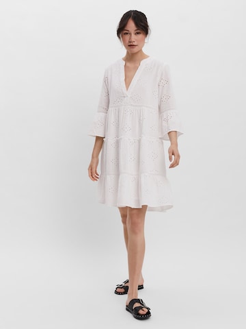 VERO MODA - Vestido camisero en blanco