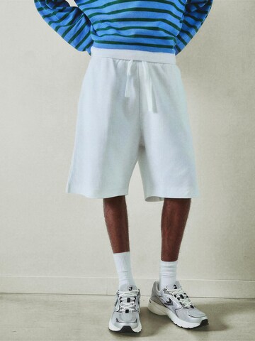 Loosefit Pantalon Bershka en blanc : devant