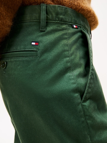 Regular Pantalon chino 'Harlem Essential' TOMMY HILFIGER en vert
