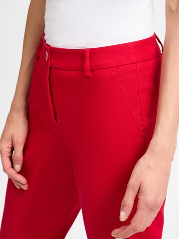 Coupe slim Pantalon à pince Marie Lund en rouge