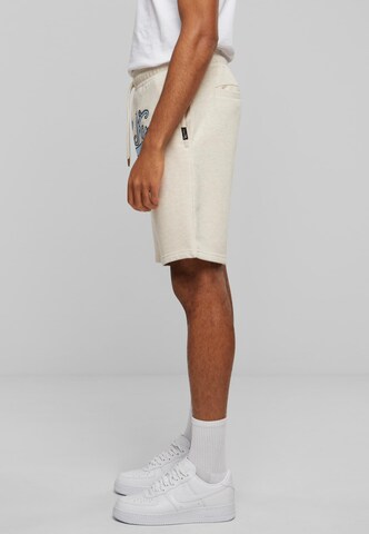 Karl Kani Regular Shorts in Beige