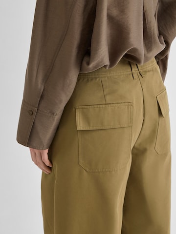 Wide leg Pantaloni con pieghe di ROUGE EDIT in marrone
