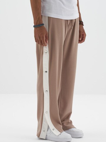 Koyumi Regular Sporthose 'Druckknöpfen  mit weißen Streifen' in Beige