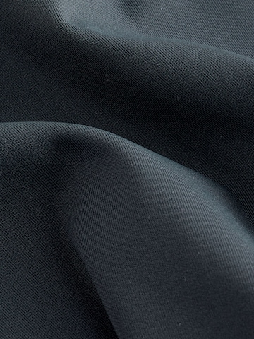 self. Skinny Shorts in Blau