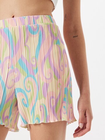 Regular Pantalon Monki en jaune