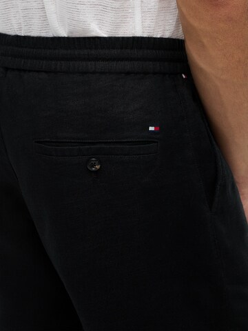 Loosefit Pantalon chino TOMMY HILFIGER en noir