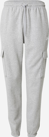 Nike SportswearTapered Cargo hlače 'CLUB' - siva boja: prednji dio